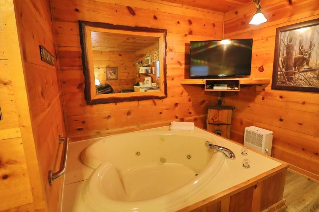 Alpine Mountain Sweetheart Cabin Jacuzzi #8 ヘレン エクステリア 写真